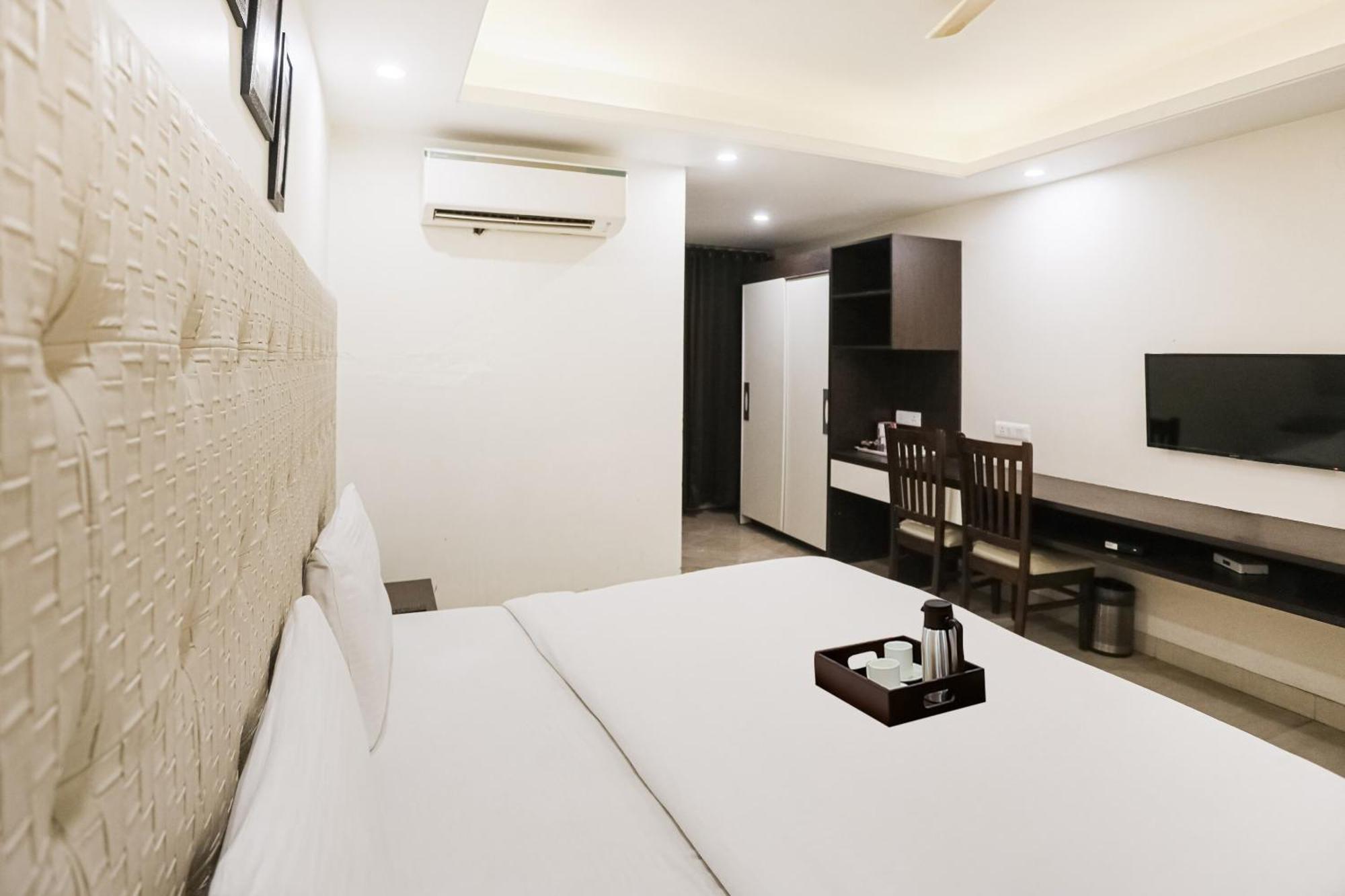 Townhouse The Amv Hotel Gurgaon Bagian luar foto