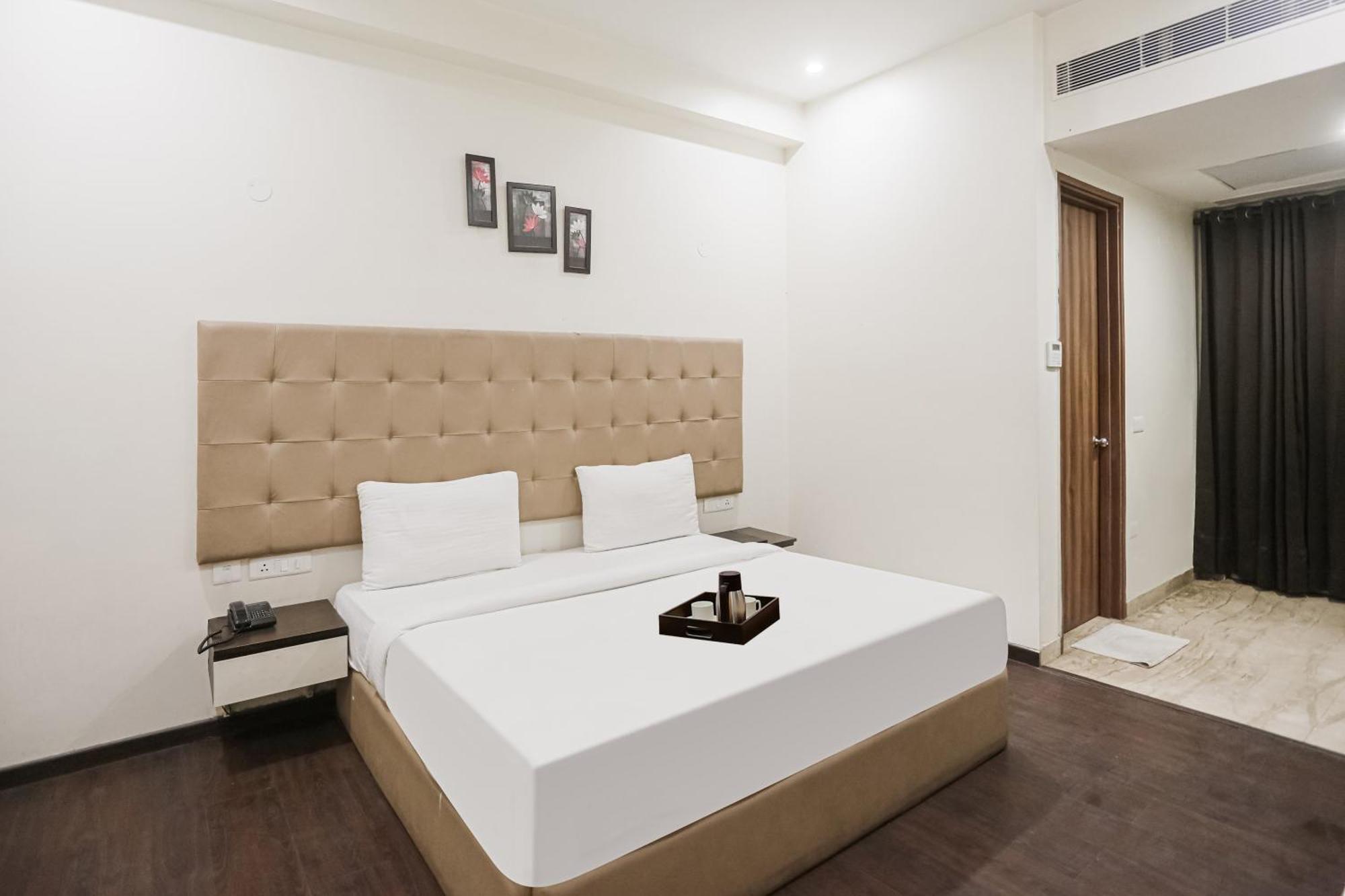 Townhouse The Amv Hotel Gurgaon Bagian luar foto