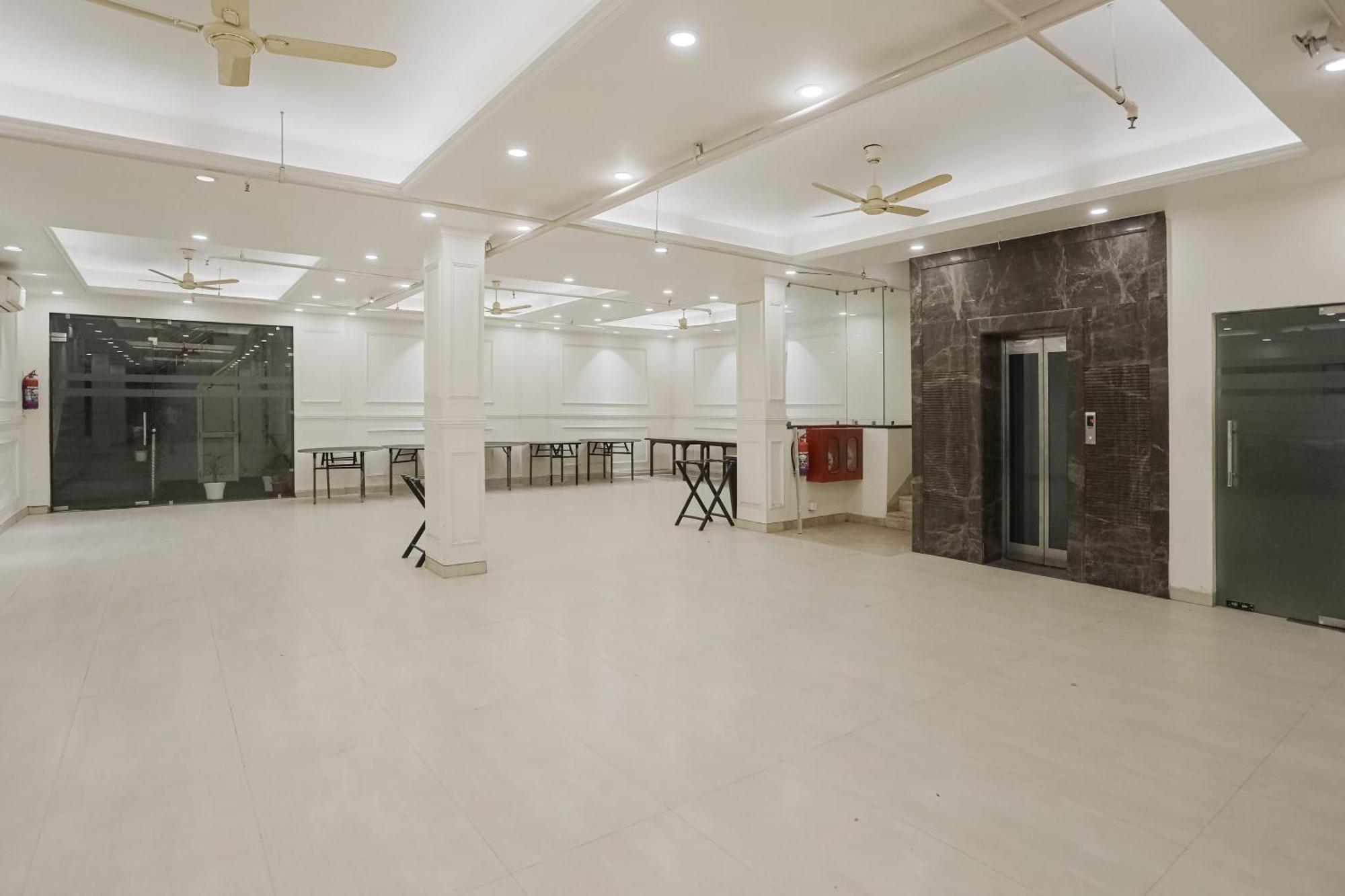 Townhouse The Amv Hotel Gurgaon Bagian luar foto