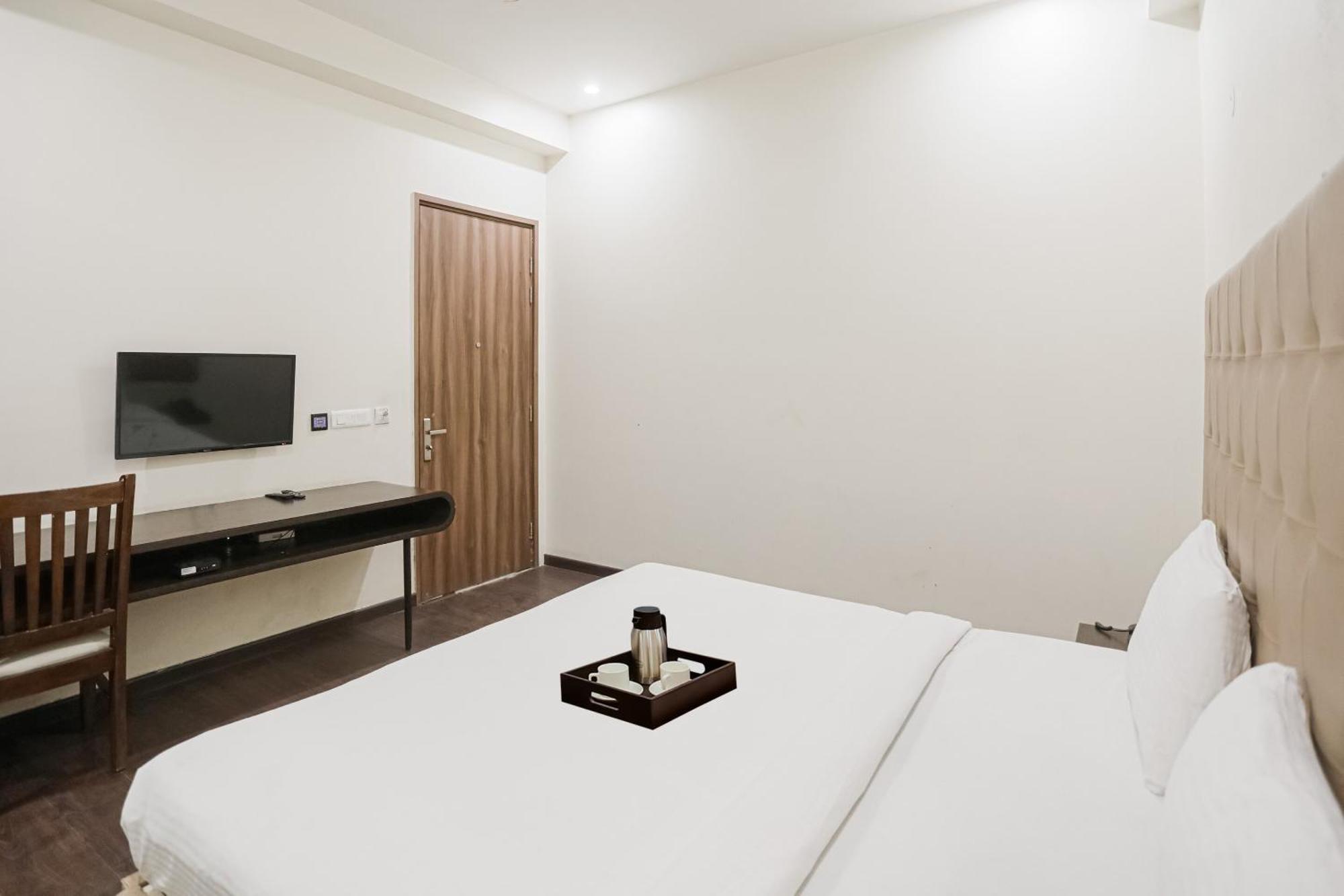 Townhouse The Amv Hotel Gurgaon Bagian luar foto